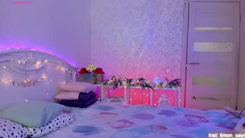 Snapshot of lillimooore chatting on 10.29.25 LilliMoore online show from 10.29.25