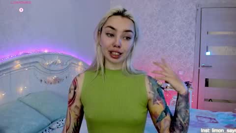 Snapshot of lillimooore chatting on 12.02.25 LilliMoore online show from 12.02.25