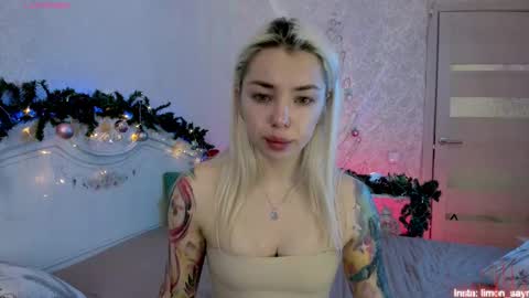 Snapshot of lillimooore chatting on 12.15.25 LilliMoore online show from 12.15.25