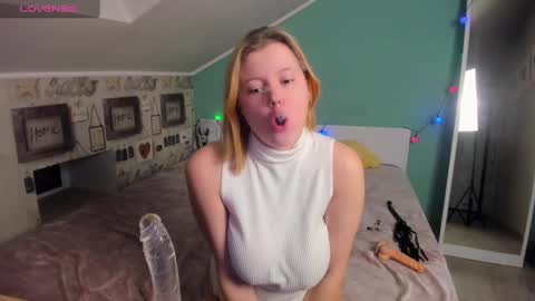 Snapshot of lillydepp chatting on 12.19.24 Lilly Depp online show from 12.19.24