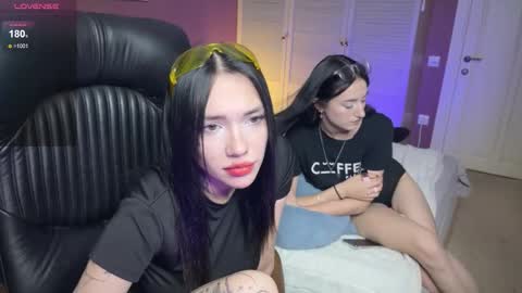 Snapshot of lilo_meow chatting on 11.27.25 Kris Lilo online show from 11.27.25