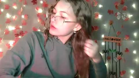 Snapshot of lily_tayberry chatting on 10.19.25 small lily online show from 10.19.25