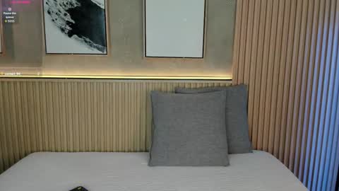 Snapshot of lily_vale chatting on 12.01.25 Lily online show from 12.01.25