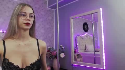 Snapshot of lilyrose_ chatting on 09.11.25 online show from 09.11.25