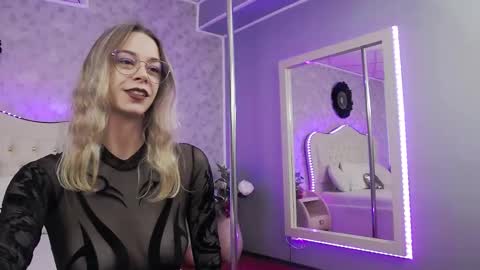 Snapshot of lilyrose_ chatting on 10.05.25 online show from 10.05.25