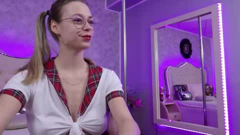 Snapshot of lilyrose_ chatting on 11.06.25 online show from 11.06.25