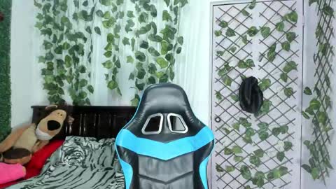 Snapshot of lina_paola chatting on 12.16.25 paola online show from 12.16.25