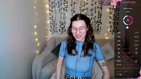 Snapshot of linablossom chatting on 10.18.25 Lina online show from 10.18.25