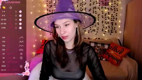 Snapshot of linablossom chatting on 10.28.25 Lina online show from 10.28.25