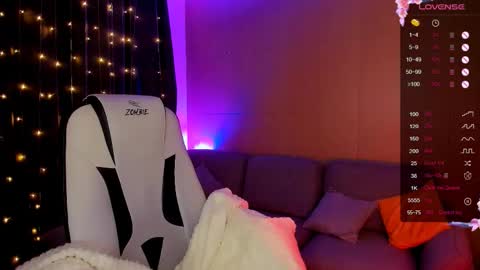 Snapshot of linablossom chatting on 11.29.25 Lina online show from 11.29.25