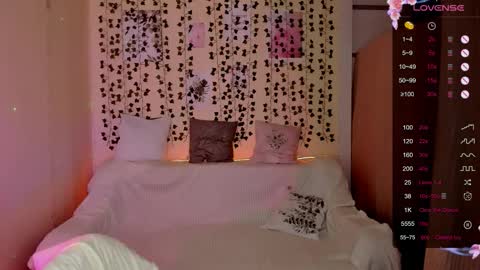 Snapshot of linablossom chatting on 12.04.25 Lina online show from 12.04.25