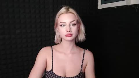 Snapshot of linacute52 chatting on 11.10.25 linacute52 online show from 11.10.25