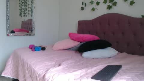 Snapshot of linda_581 chatting on 09.14.25 linda online show from 09.14.25