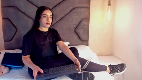 Snapshot of linda_saenz1 chatting on 02.04.25 Linda Saenz online show from 02.04.25