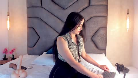 Snapshot of linda_saenz1 chatting on 02.06.25 Linda Saenz online show from 02.06.25