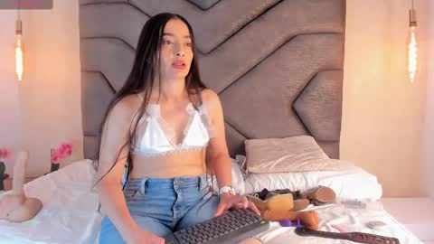 Snapshot of linda_saenz1 chatting on 03.05.25 Linda Saenz online show from 03.05.25