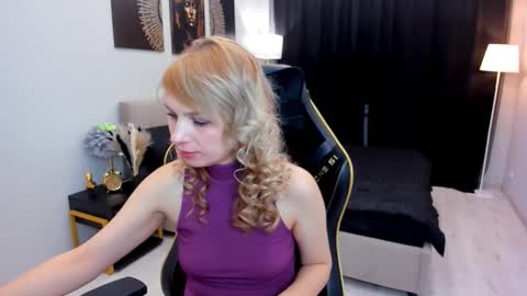 Snapshot of lindasandy chatting on 10.11.25 lindasandy online show from 10.11.25