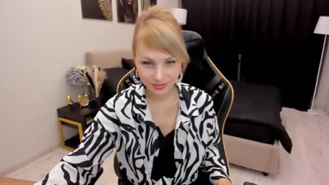 Snapshot of lindasandy chatting on 10.13.25 lindasandy online show from 10.13.25