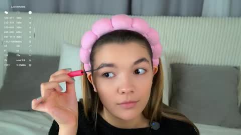 Snapshot of linettedennett chatting on 10.25.25 Kate online show from 10.25.25