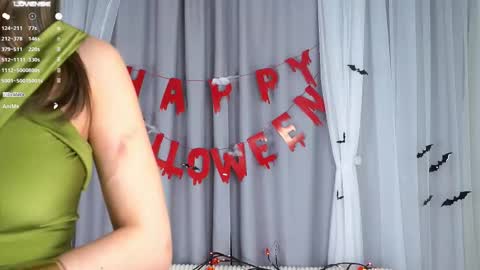 Snapshot of linettedennett chatting on 10.31.25 Kate online show from 10.31.25