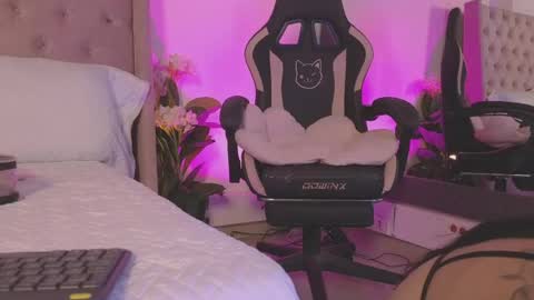 Snapshot of linoshka_1 chatting on 04.16.26 Luciana online show from 04.16.26