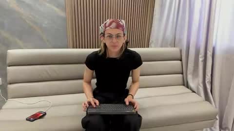 Snapshot of lior_evan chatting on 11.17.25 Lior evan online show from 11.17.25