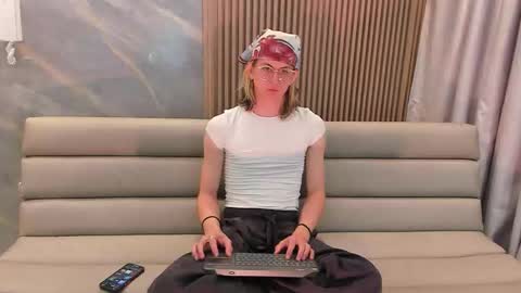 Snapshot of lior_evan chatting on 11.21.25 Lior evan online show from 11.21.25