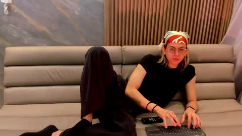Snapshot of lior_evan chatting on 12.04.25 Lior evan online show from 12.04.25