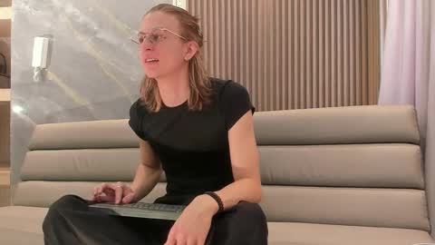 Snapshot of lior_evan chatting on 12.17.25 Lior evan online show from 12.17.25