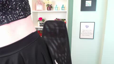 Lisa Caprice online show from 12.04.25