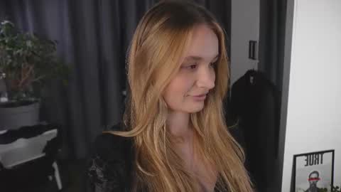 Snapshot of lisa_schiele chatting on 10.21.25 Elisabeth or Lisa online show from 10.21.25