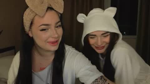 Snapshot of lisaanddenis chatting on 09.21.25 Lisa and Den online show from 09.21.25