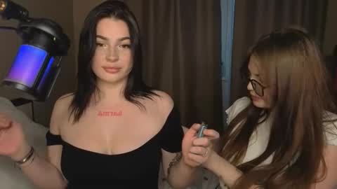 Snapshot of lisaanddenis chatting on 09.28.25 Lisa and Den online show from 09.28.25