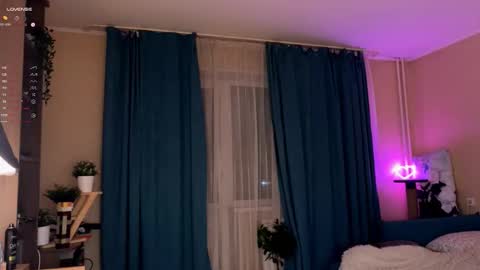 -Lisa- Help me to reach 100 thumbs up3 online show from 09.18.25