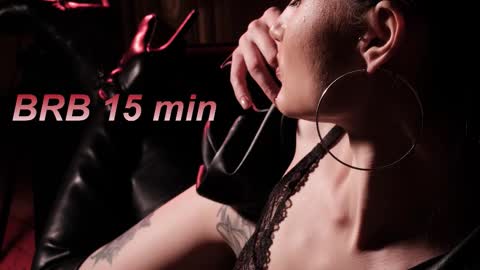 Lisa Moore online show from 11.29.25