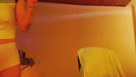 Snapshot of lisstaylor chatting on 12.04.25 Liss online show from 12.04.25