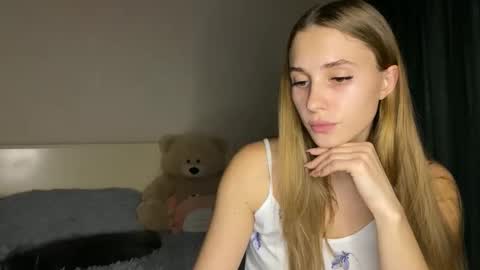 Snapshot of litle_girl05 chatting on 10.28.25 LUNA online show from 10.28.25