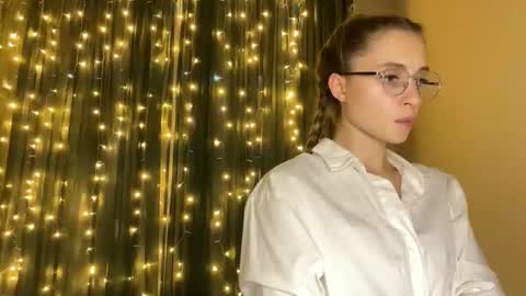 Snapshot of litle_girl05 chatting on 11.20.25 LUNA online show from 11.20.25