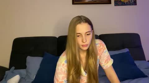 Snapshot of litle_girl05 chatting on 12.03.25 LUNA online show from 12.03.25