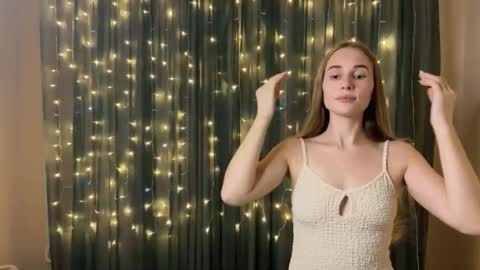 Snapshot of litle_girl05 chatting on 12.14.25 LUNA online show from 12.14.25