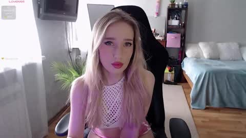 Snapshot of little_sofa99 chatting on 03.11.25 Sonya online show from 03.11.25