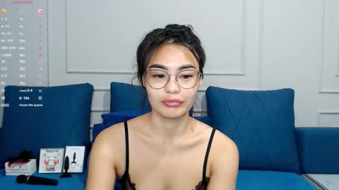 Snapshot of little_v1rgin_angel chatting on 11.10.25 Kwan online show from 11.10.25