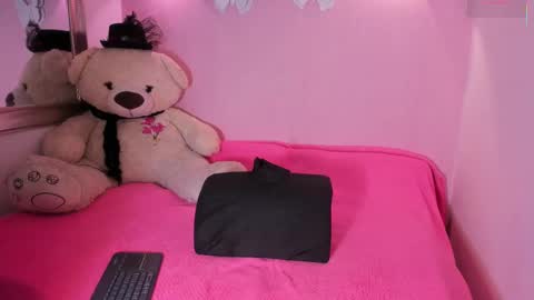 Snapshot of littlearii chatting on 11.19.25 Ari online show from 11.19.25