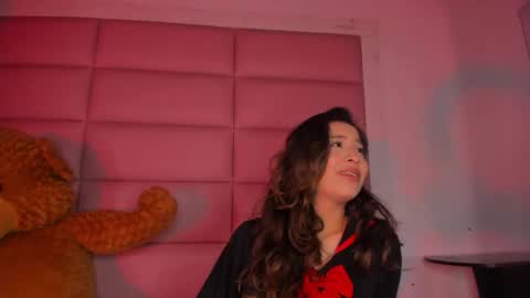 Snapshot of littlee_emma_ chatting on 11.22.25 littlee_emma_ online show from 11.22.25