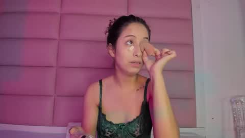 Snapshot of littlee_emma_ chatting on 12.18.25 littlee_emma_ online show from 12.18.25