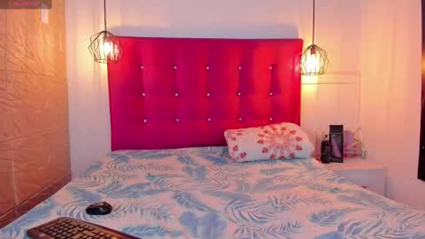 Snapshot of littlesophiie_ chatting on 02.19.25 littlesophiie_ online show from 02.19.25