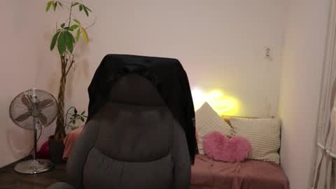 Snapshot of littlestellaspark chatting on 11.23.25 littlestellaspark online show from 11.23.25