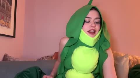 Snapshot of littlesugarpea chatting on 01.05.25 Little Sugar Pea  online show from 01.05.25