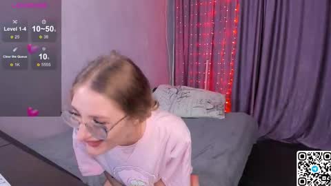 Snapshot of livyybosom chatting on 09.28.25 My name is Livy Nice to meet you Thumbs up please its important online show from 09.28.25