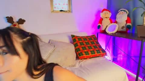 Snapshot of lizzy_kane chatting on 12.04.25 lizzy_kane online show from 12.04.25